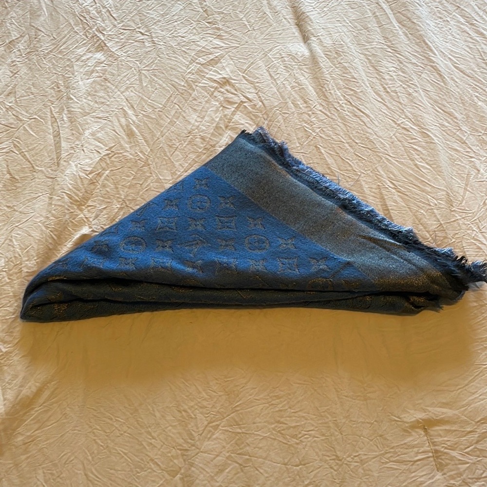 Lv scarf/ Shaw